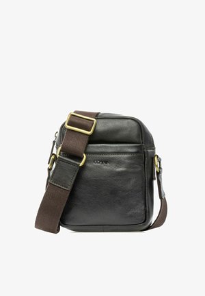 Czarna skórzana torba na ramię z brązowym regulowanym paskiem i mosiężnymi klamrami, wyposażona w przednią kieszeń i kompaktowy design.
