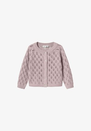 Lichtroze gebreide cardigan met een kantachtig bladvormig motief, lange mouwen, een ronde hals en knoopsluiting aan de voorkant met parelachtige knopen.