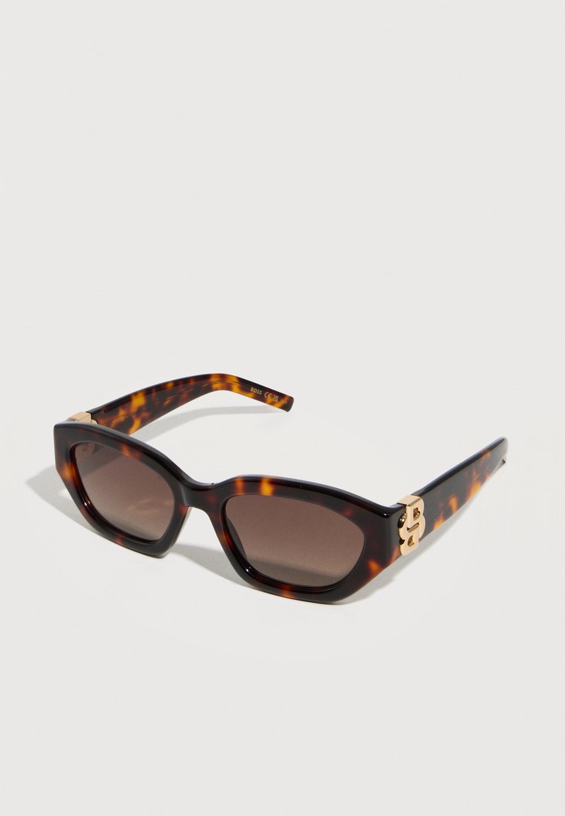 Ορθογώνια γυαλιά ηλίου με καβούκι χελώνας, σκουρόχρωμους φακούς με βαθμιαία σκίαση και χρυσή λεπτομέρεια λογότυπου στα πλευρά.