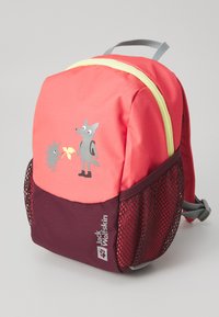 Lille rød og bordeaux rygsæk med gul lynlås, netlommer i siden, tegneserie af ulv og pindsvin og Jack Wolfskin-logo på frontlommen.