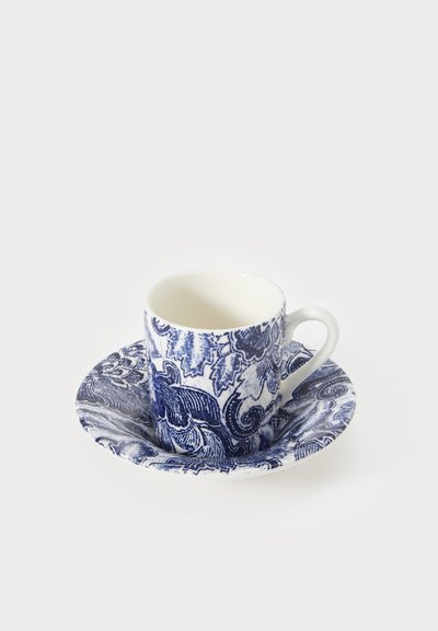 Tazza da espresso in porcellana bianca e blu con elaborati motivi floreali e fogliari, accompagnata da un piattino coordinato, caratterizzata da una forma rotonda.