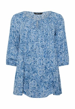 Blaue Bluse mit Blumen- und Paisley-Muster, 3/4-Ärmeln und Quastenbändern an einem abgerundeten Halsausschnitt.