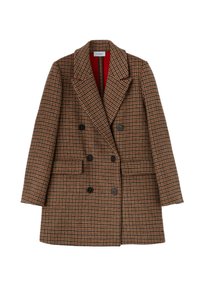 Abrigo marrón de cuadros con doble botonadura, cuello muesca, botones negros, bolsillos laterales y forro interior rojo.