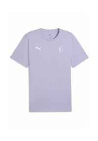 Lys lilla bomulds T-shirt med rund hals, korte ærmer og hvide logo accenter på brystet og ærmet. Enkel, ensfarvet design.