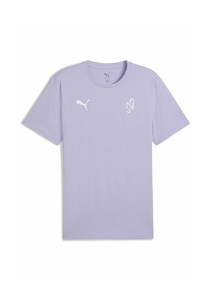 Helles lila Baumwoll-T-Shirt mit Rundhalsausschnitt, kurzen Ärmeln und weißen Logo-Details auf der Brust und dem Ärmel. Einfaches, einfarbiges Design.