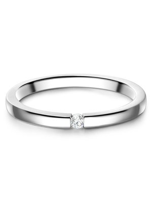 Sterlingsølvring med en glat, poleret overflade, der har en lille rund diamant i midten, som viser et minimalistisk design.