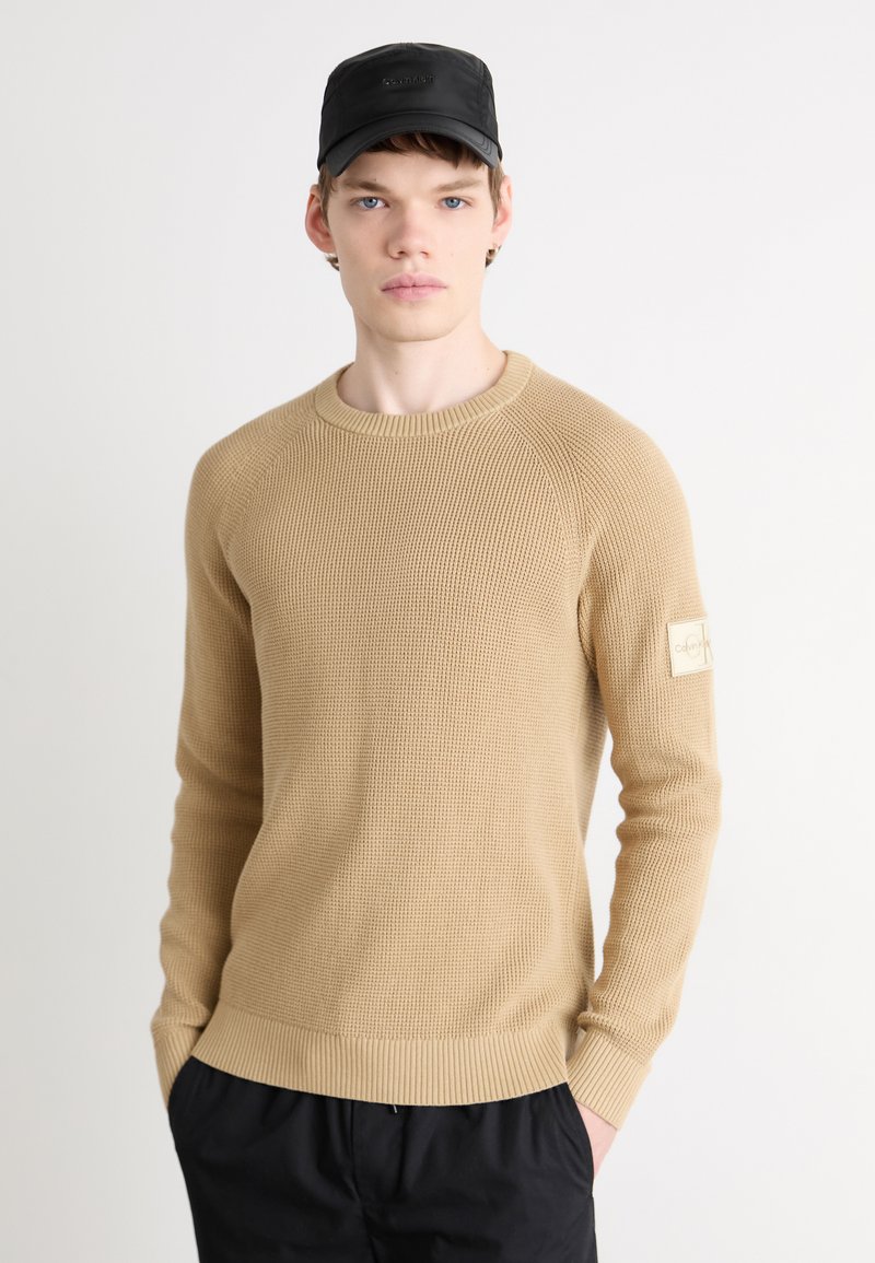 Calvin Klein Jeans BADGE EASY SWEATER - Trui - travertine