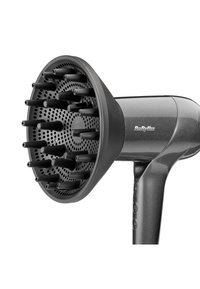 Sèche-cheveux avec un grand diffuseur noir. Le corps est gris métallisé avec des boutons noirs pour ajuster les réglages. Poignée texturée.