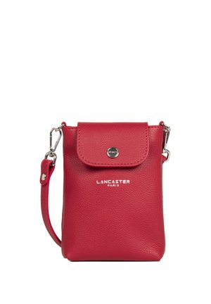 Petit sac bandoulière en cuir rouge avec rabat et fermeture à bouton, quincaillerie argentée et logo "Lancaster Paris" sur le devant.