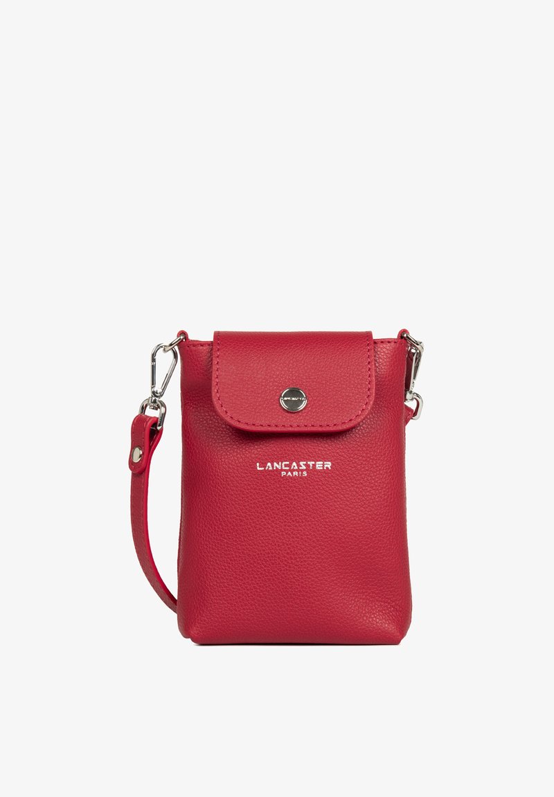 Petit sac bandoulière en cuir rouge avec rabat et fermeture à bouton, quincaillerie argentée et logo "Lancaster Paris" sur le devant.
