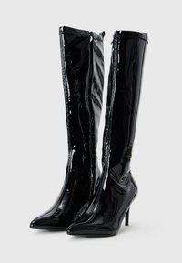 Zwarte gepatineerde leren laarzen tot de knie met puntige neuzen, slanke stiletto-hakken en een volledige rits aan de zijkant voor eenvoudig aan- en uittrekken.
