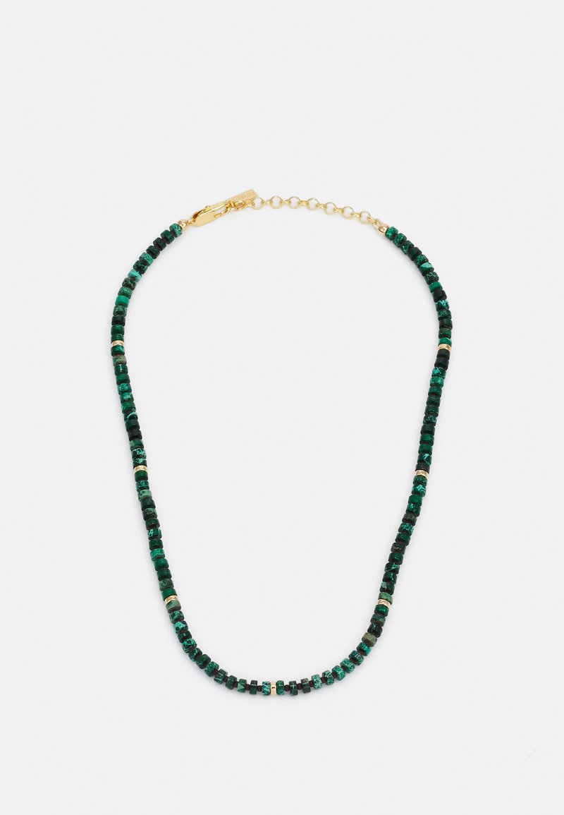 Colar de contas com pedras verdes e pretas, realçado por pequenos espaçadores em tom dourado, apresentando um fecho seguro em tom dourado.