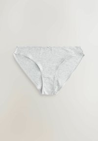 Sous-vêtements féminins style bikini en coton gris clair avec un petit nœud au centre de la ceinture, posés à plat sur une surface blanche.