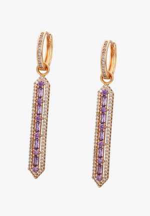 Boucles d'oreilles en or en forme de créole avec des pendentifs allongés ornés de diamants, présentant des pierres précieuses violettes rondes et rectangulaires disposées en alternance.