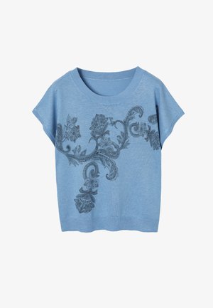 Mėlynas trumpomis rankovėmis viršus iš minkštos medžiagos, priekyje su juodos spalvos gėlių siuvinėjimu. Apskritas kaklo iškirpimas ir laisvas, stačiakampio formos kirpimas.