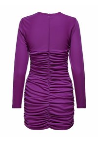 Robe longue à manches longues violet avec des détails froncés sur les côtés, texture lisse et fermeture éclair au dos.