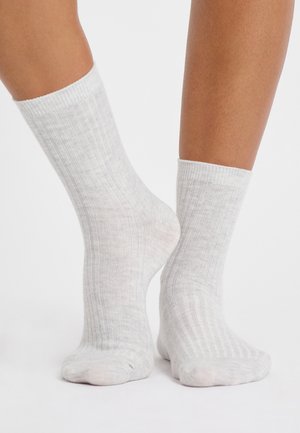 Calzini in cotone grigio chiaro con texture a coste, di lunghezza alla caviglia, caratterizzati da una finitura morbida e una costruzione senza cuciture per il massimo comfort.
