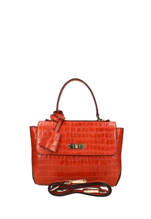 Sac à main en cuir rouge à texture crocodile avec poignée supérieure, fermoir doré, étiquette assortie et bandoulière détachable sur fond blanc.