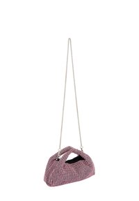 Różowa torebka w kratkę o miękkiej fakturze, o zaokrąglonym kształcie, z srebrnym łańcuszkiem i otwartym wnętrzu w czarnym kolorze.