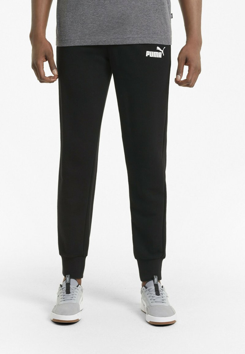 Sorte sweatpants lavet af bomuld, med elastisk talje og mansjetter, samt et hvidt Puma-logo på venstre lår.