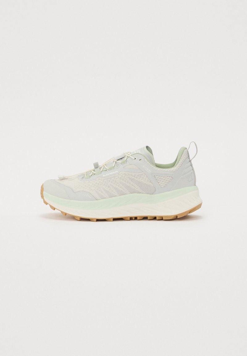 Baskets de trail running vert clair et gris avec une tige en maille texturée, des côtés renforcés et une semelle extérieure épaisse et durable pour plus de traction.