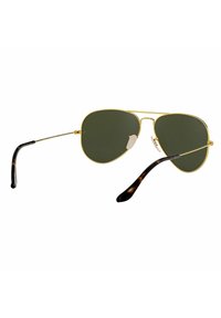 Occhiali da sole aviator dorati con lenti verdi; caratterizzati da montature metalliche sottili, accenti tartarugati sulle asticelle e un design leggero.