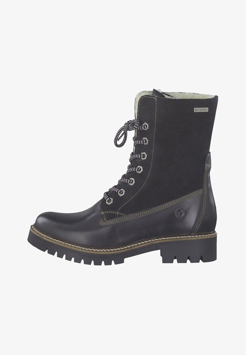 Botte à lacets en cuir noir et daim, avec semelle épaisse à profil cranté et étiquette Sympatex imperméable, sur fond blanc.