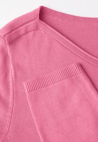 Růžový svetr s designem do V, vyrobený z měkké pleteniny. Obsahuje žebrovaný manžet a hladkou texturu, která ukazuje jednotnou barvu po celém vyhotovení.