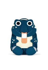 Zaino a forma di rana blu e crema con grandi occhi, corpo testurizzato, etichetta del nome staccabile e tasche laterali con zip.