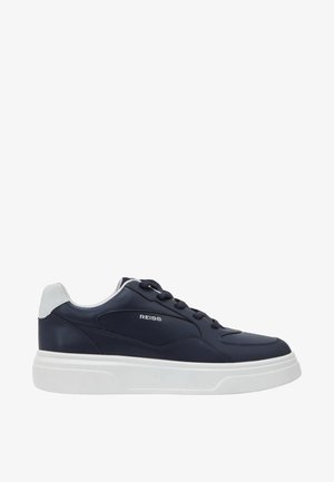 Zapatilla deportiva de cuero azul marino con suela blanca y lengüeta en el talón, cordones negros y logo "REISS" en el lateral.