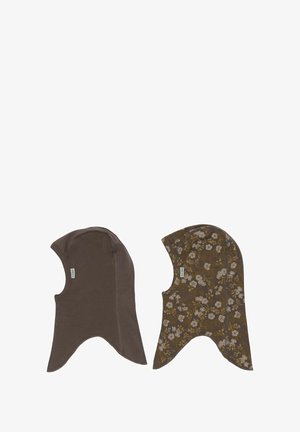 Deux balaclavas en coton ; l'une de couleur marron foncé uni, l'autre de couleur olive avec un motif floral. Les deux présentent un ajustement serré avec un design de cou pointu.