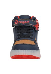 Høje sneakers med en marineblå syntetisk overdel, brune accenter, rød rem og en dinosaur-formet detalje. Hvid og rød gummisål.
