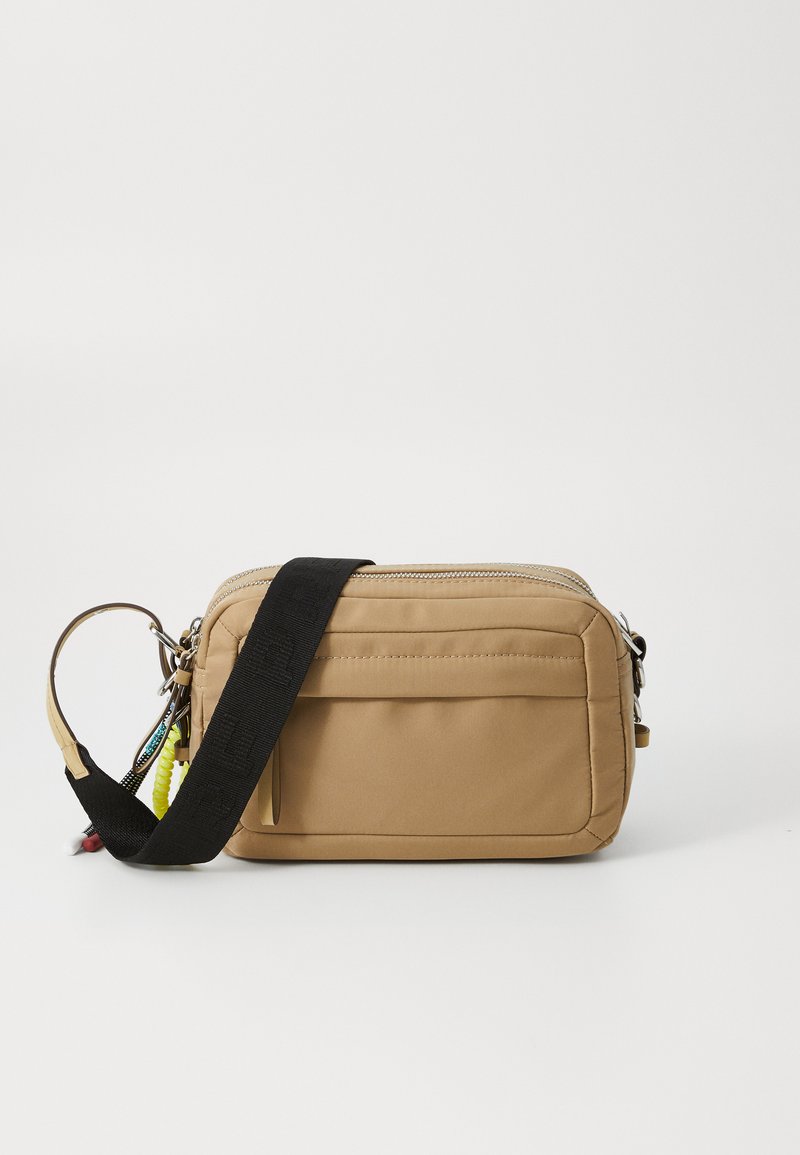 Borsa a tracolla in nylon beige con manico nero, chiusura con zip e tasca esterna. Presenta un attacco per portachiavi e forma rettangolare.
