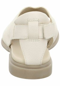 Bílé kožené sandály s nastavitelným páskem, texturovaným svrchním materiálem a polstrovanou béžovou podrážkou. Otevřený design vzadu pro lepší prodyšnost.