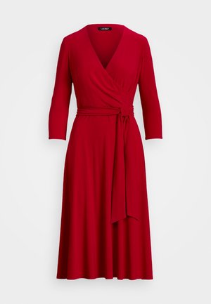 Robe portefeuille rouge avec manches trois-quarts et ceinture nouée à la taille, longueur au genou, présentée sur un fond blanc uni.