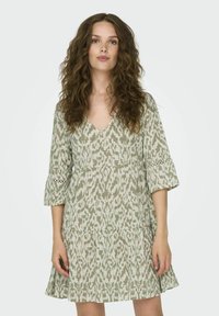 Lilleline kleit hallides rohelise toonides, millel on V-kaelus, kolmveerand varrukad tikandiga ning kihiline, voolav seelik.