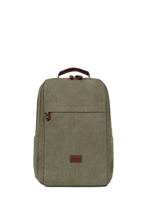 Sac à dos rectangulaire en tissu vert olive avec poignée supérieure, poche avant zippée, poches latérales et tirettes de fermeture éclair et écusson logo en cuir marron.
