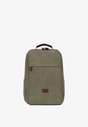 Sac à dos rectangulaire en tissu vert olive avec poignée supérieure, poche avant zippée, poches latérales et tirettes de fermeture éclair et écusson logo en cuir marron.