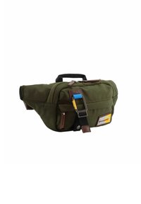 Grünes Canvas-Gürteltasche mit Reißverschluss, braunen Lederelementen, verstellbarem schwarzen Riemen und einem vorderen Patch mit Logo-Detail.