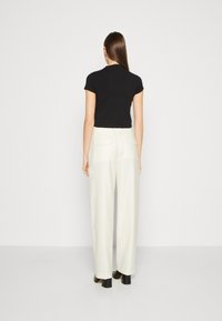 Guess TRIANGLE STRASS  - Triko s potiskem - jet black