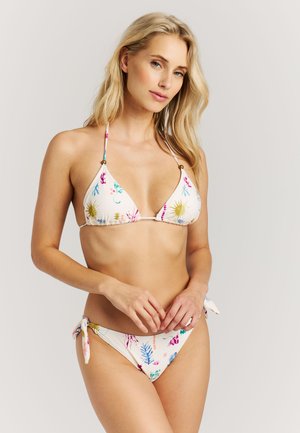 Driehoek bikini van witte stof met meerkleurige bloemmotieven; verstelbare banden bij de hals en zijkanten, voorzien van accenten in goudkleurig metalen.
