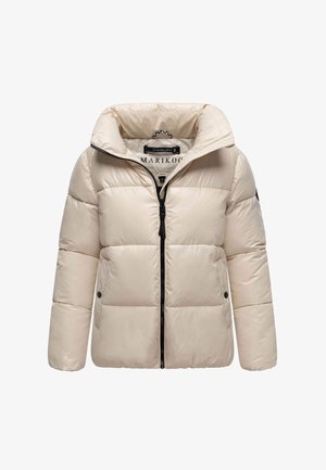 Beige puffer jack met hoge kraag, ritssluiting aan de voorkant, twee zijzakken en zwarte ritssluitingen; heeft een doorgestikte constructie voor isolatie.