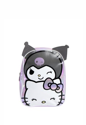 Pequeña mochila iridiscente con adorables personajes de dibujos animados, que presenta una figura guiñando el ojo con un sombrero de calavera y un gato blanco sonriente con un lazo.