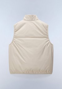 Gilet sans manches beige avec col montant, en nylon lisse, présentant des coutures froncées sur les côtés, avec un design épuré et minimaliste.