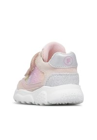 Scarpa da ginnastica per bambini rosa e argento con colletto imbottito, dettagli glitterati, materiale scamosciato e suola bianca testurizzata. Chiusura con strappo in velcro.