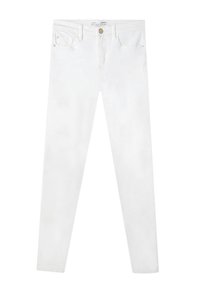 Vaqueros blancos de corte ajustado con bolsillos delanteros, trabillas para cinturón y cierre de botón, dispuestos planos sobre un fondo blanco.