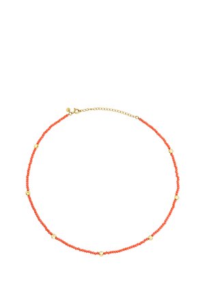 Perlekæde med små orange perler, der veksler med guld kugler, sikret med en guldkæde og lås.