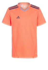 Camiseta deportiva naranja de manga corta, con cuello en V y rayas en azul marino en los hombros. Fabricada con un tejido transpirable y con un acabado texturizado.
