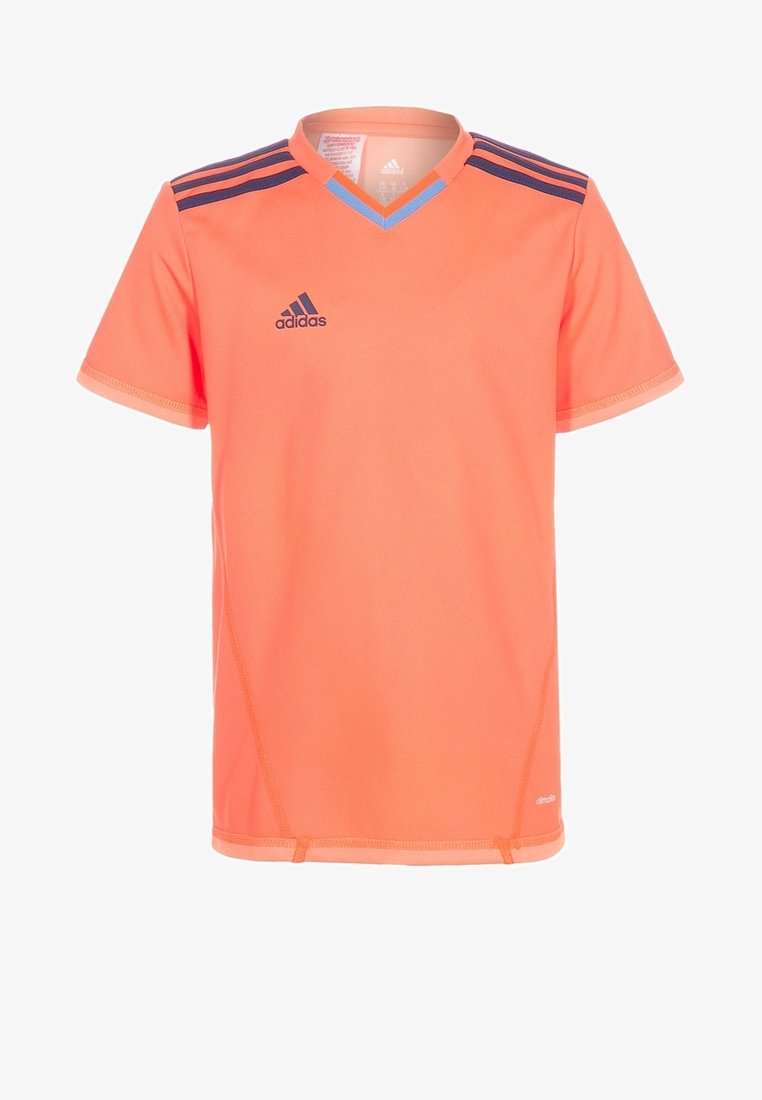 Camiseta deportiva naranja de manga corta, con cuello en V y rayas en azul marino en los hombros. Fabricada con un tejido transpirable y con un acabado texturizado.