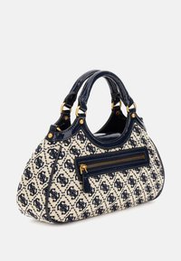 Marineblå og cremefarvet mønstret håndtaske med læderhåndtag og guldfarvet hardware. Har en midterzip lomme og en struktureret form.